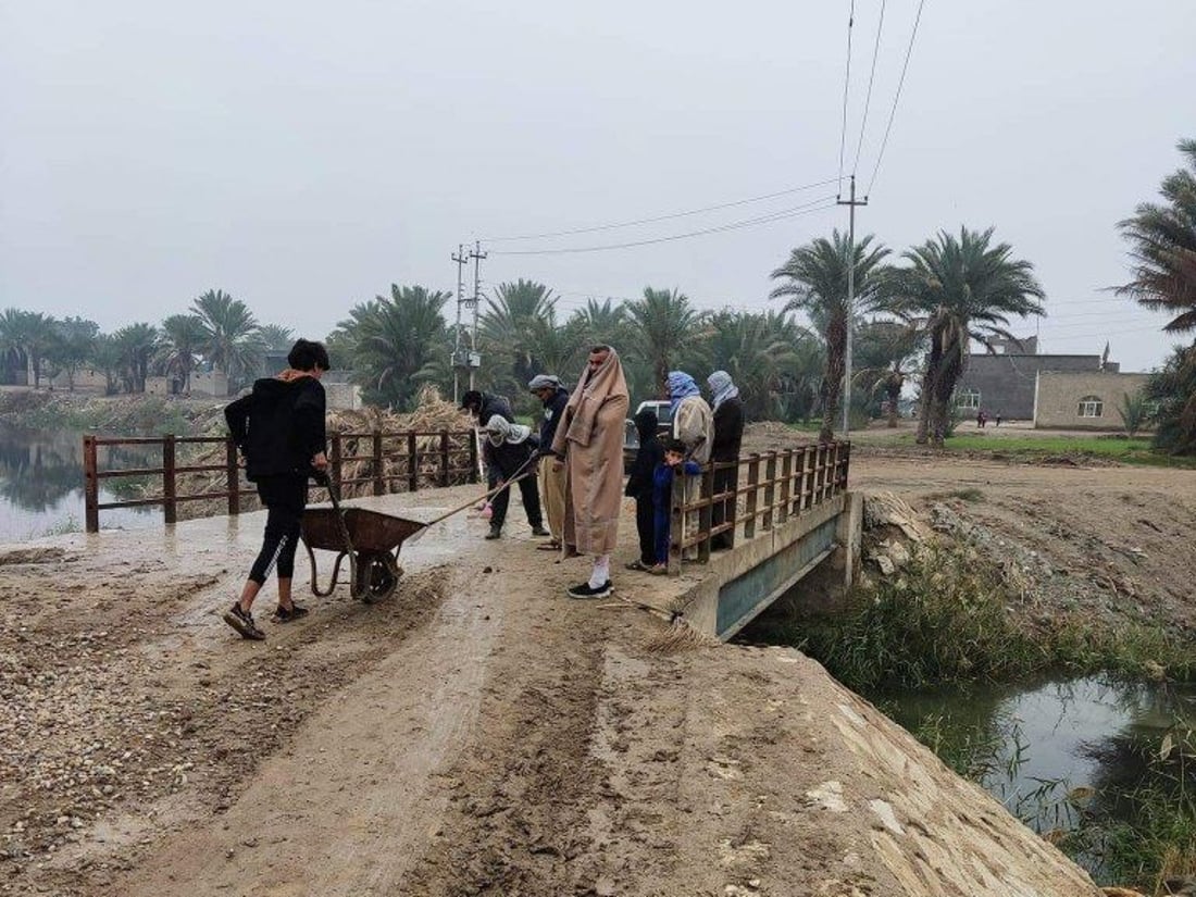 صور: سواعد أهالي “الشحيمية” في المثنى تعيد جسر القرية للعمل