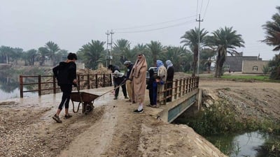 صور: سواعد أهالي “الشحيمية” في المثنى تعيد جسر القرية للعمل