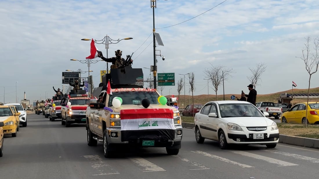 مدافع الجيش وطائرات العراق تزين سماء بغداد احتفالاً بالعيد الوطني