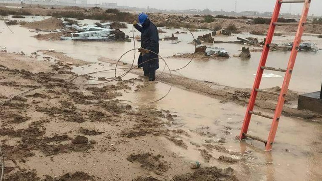 تحت الأمطار.. عدسة 964 ترصد عملا بطوليا لفريق كهربائي في الفاو