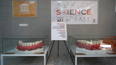 جامعة المعقل تصنع “أكبر فك أسنان” في العالم.. لتدريب الطلبة ودخول “غينيس”