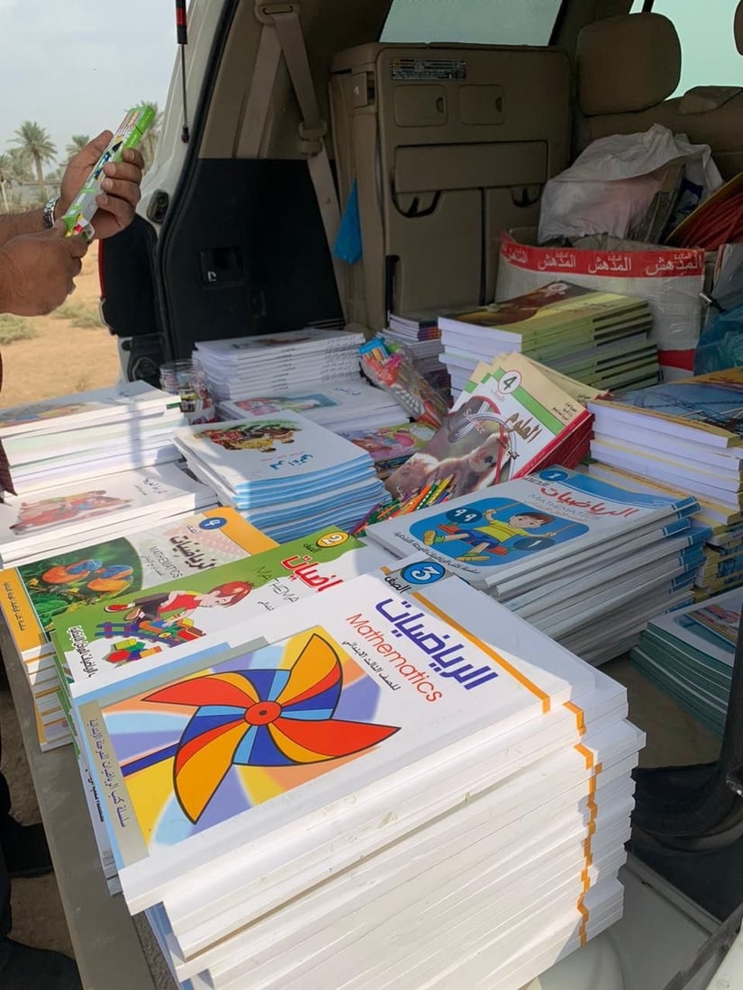 شاب من اليرموك يوزع الكتب مجاناً على تلاميذ أبو غريب.. مدير المدرسة يعترض