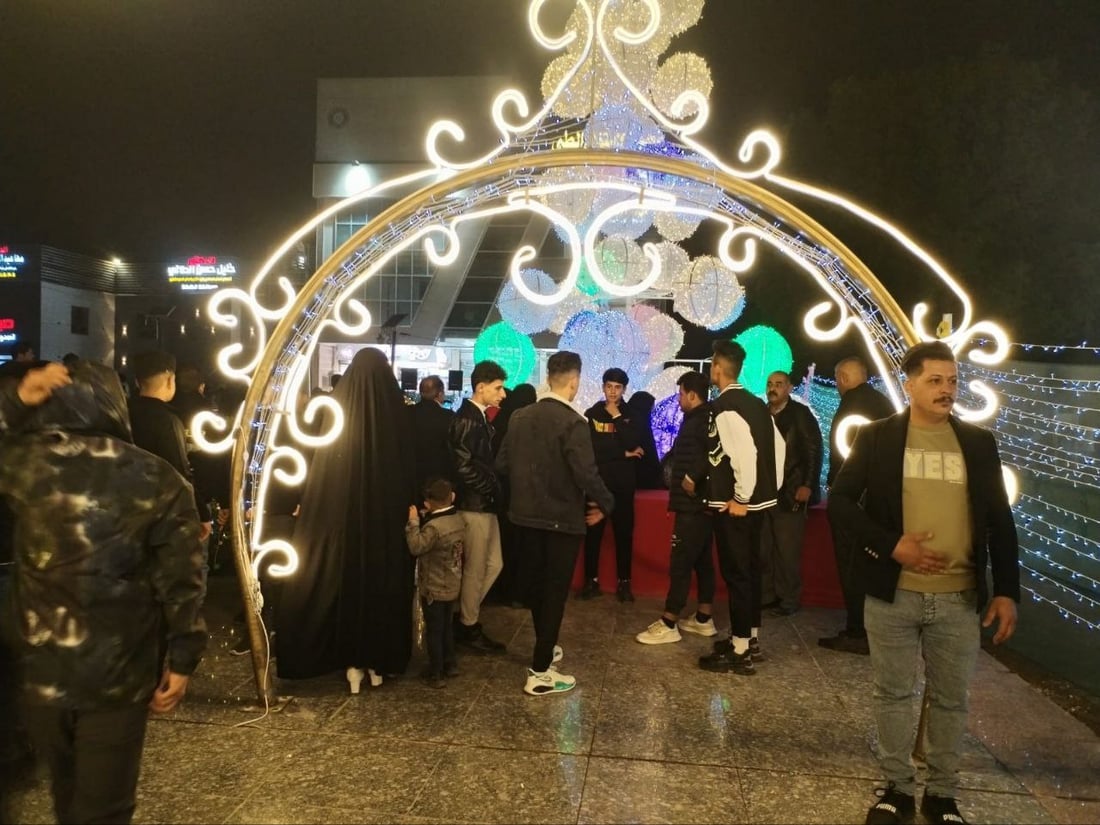 عوائل الحلة تملأ شارع 40 واحتفالات رأس السنة ستبقى حتى الفجر (صور)