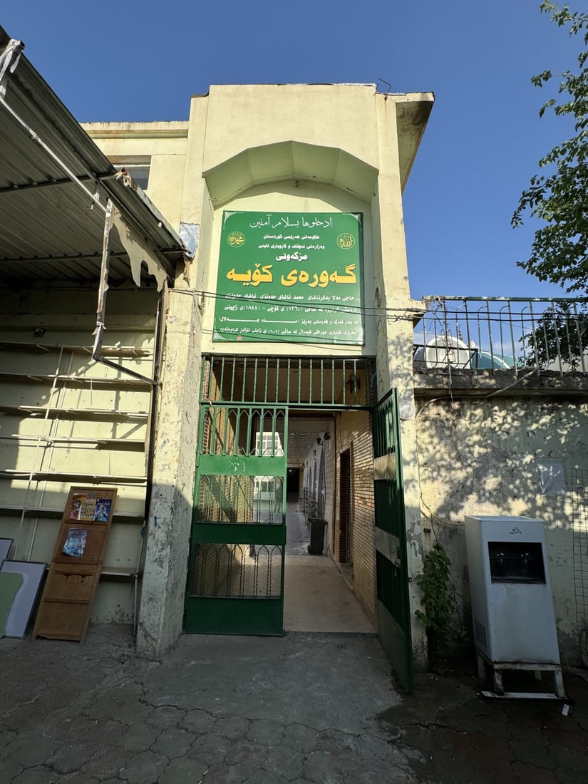 صور: مسجد كويسنجق يكتسي باللون الأبيض.. متبرعون تكفلوا بطلاء المبنى التاريخي