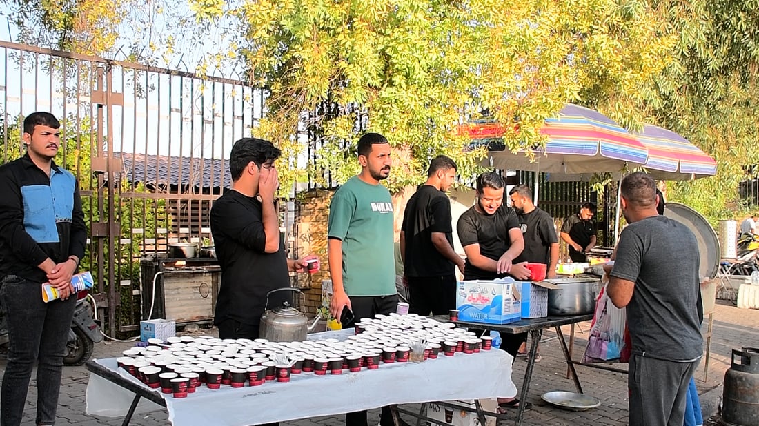بضحكة وفطور جنوبي.. شباب الصدريين ورفاقهم يكسرون توتر الطلبة أمام الجامعة