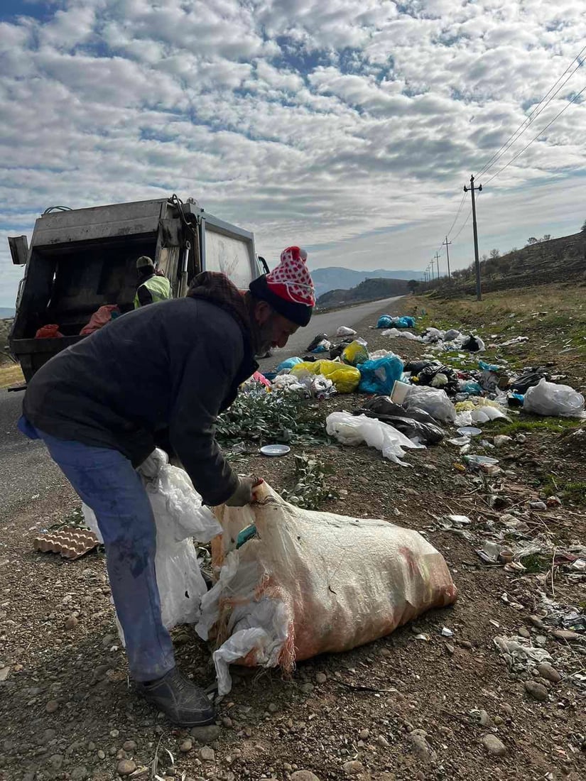 به‌شێك له‌ گونده‌كان زبڵ و خاشاك بە په‌رش و بڵاوی فڕێدەدەن