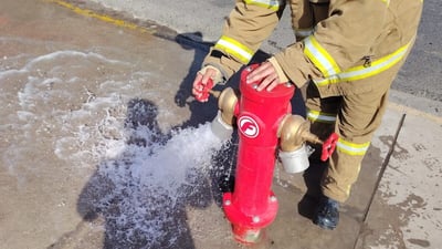 صور: نينوى تدرب رجال الإطفاء على استخدام فوهات الحريق في جانبي الموصل