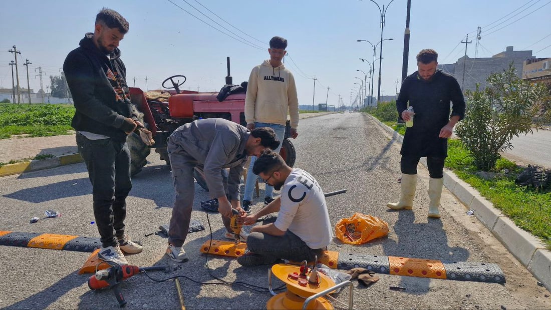 لا تسرع أمام محطة كهرباء الدبس.. الدائرة نصبت المطبات والبلدية تعاونت (صور)