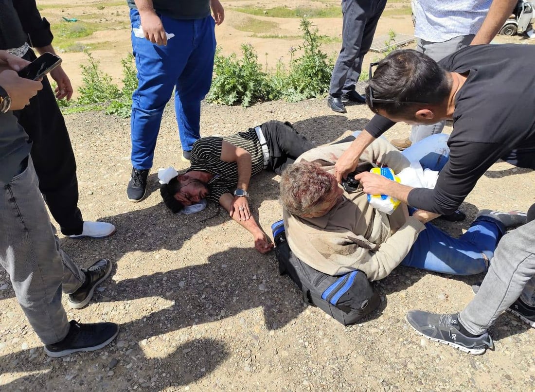 12 مصاباً بانقلاب “باص” جنوبي كركوك.. غالبيتهم نساء وأطفال (صور)