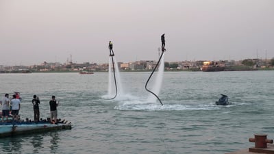 يطيرون بارتفاع 6 طوابق فوق شط العرب.. حتى القلب الضعيف سيتعلم فلاي بورد في أسبوع