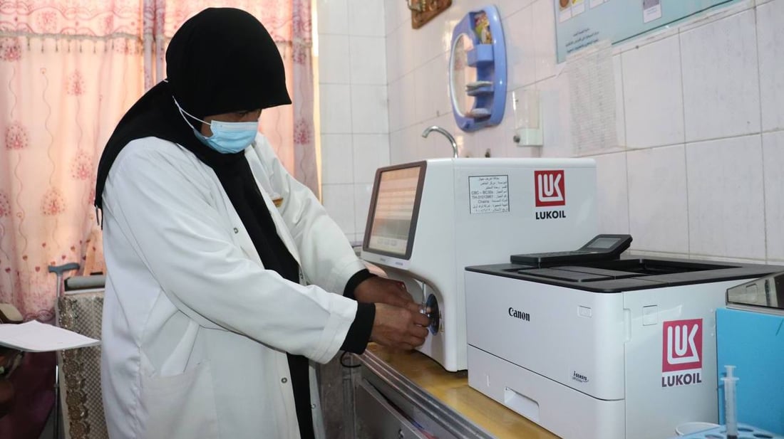 عملاق النفط الروسي يدعم مراكز الصحة بالأجهزة الطبية شمالي البصرة