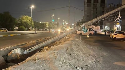 ليلة مفزعة في كربلاء.. سقوط مفاجئ لأعمدة الكهرباء بشارع ” العباس”