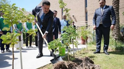 شاهد: السوداني يحمل “الكرك” ويغرس “فسيلة” بحديقة الجامعة المستنصرية
