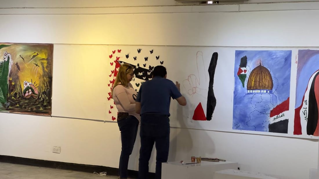 صور من مهرجان “كلنا غزة” في بغداد.. جدار لوحات جسد الدمار وجمال فلسطين أيضاً