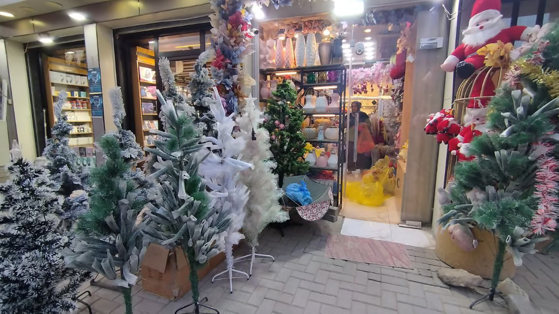 Holiday spirit enlivens Babylon’s market with decorations and gifts