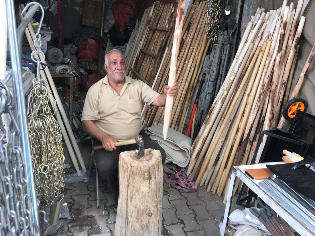 صور برائحة صفصاف الصويرة.. جعفر النجار يعرض صنائع يديه ويباهي بـ 100 عام مع الخشب