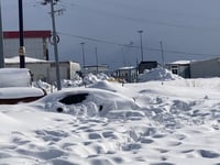 لە حاجی ئۆمەران ئۆتۆمبێلی گەشتیاران لەژێر بەفردا ونبو�...