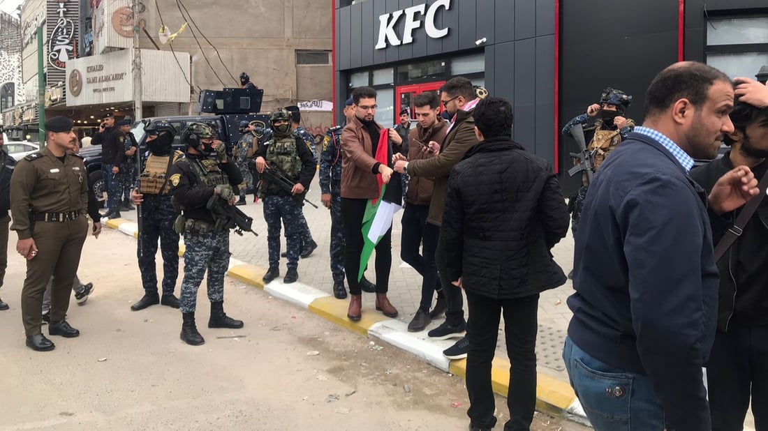 فيديو: المطاعم الأمريكية في بغداد محاطة برجال الأمن خلال مظاهرة احتجاجية