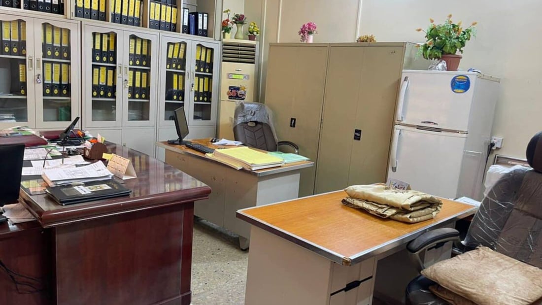 صور: موظفو خزينة واسط يتركون مكاتبهم فارغة ويعتصمون أمام الدائرة