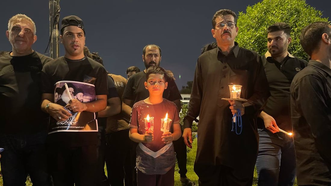 صور ليلية من مدينة الصدر.. حشود تحمل الشموع والتابوت الرمزي في ساحة مظفر