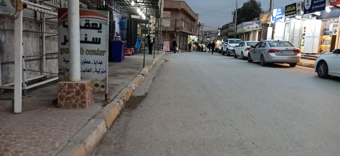 شارع تجاري خال من حركة السيارات في حديثة