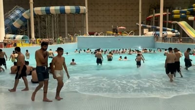 فيديو: خذني إلى المدينة المائية.. بعض البغادة احتفلوا بالعيد في مسبح عملاق