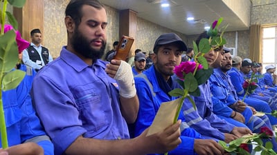 تكريم بالمال والورود ووعد بصرف الفروقات المتأخرة في احتفالية عمال هيت (صور)