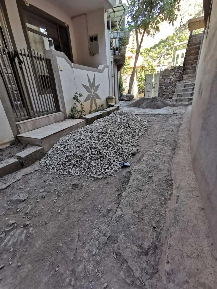 کارسازەکانی تەوێڵە بە بەرد هاتوچۆی کۆڵانەکان دروست دەکەن