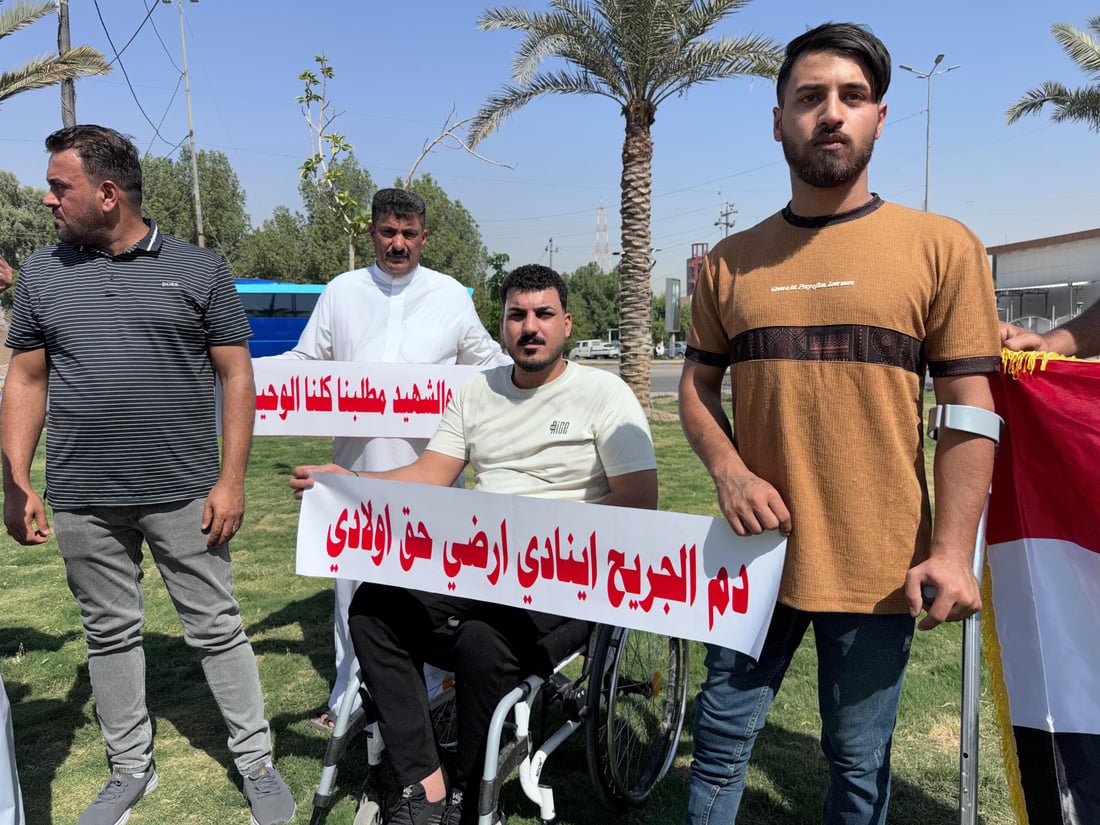 ضحايا تشرين تائهون بين بلدية النجف والمحافظ ويتظاهرون لمنحهم الأراضي (صور)