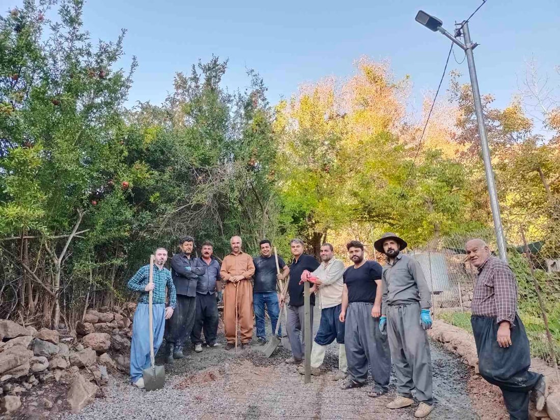 هاوڵاتیانى گوندى سه‌رگه‌ت لەسەر گیرفانی خۆیان رێگای گونده‌كه‌یان دروست ده‌كه‌ن