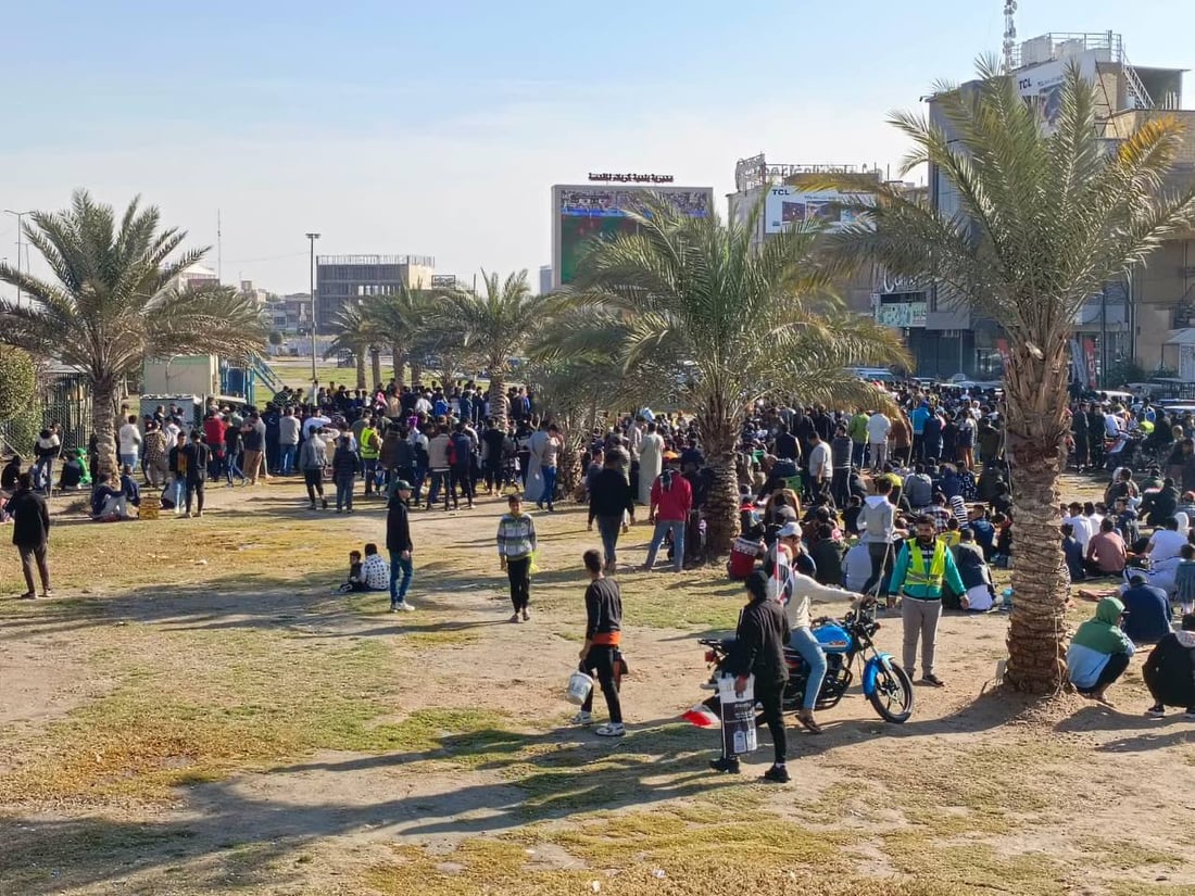 جماهير كربلاء تشاهد مباراة العراق وفيتنام عبر الشاشات العملاقة في حي رمضان (صور)