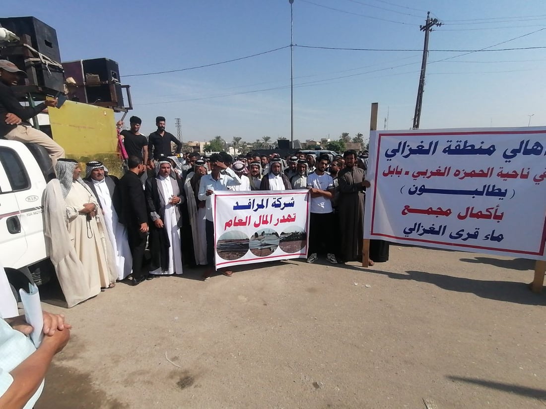 “لم نعد نحتمل العطش”.. تظاهرة غاضبة في المدحتية احتجاجاً على انقطاع المياه (صور)