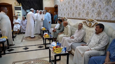 فيديو: تأتي المدينة كلها لتهنئة الحاج بسلامة العودة في “بلد”