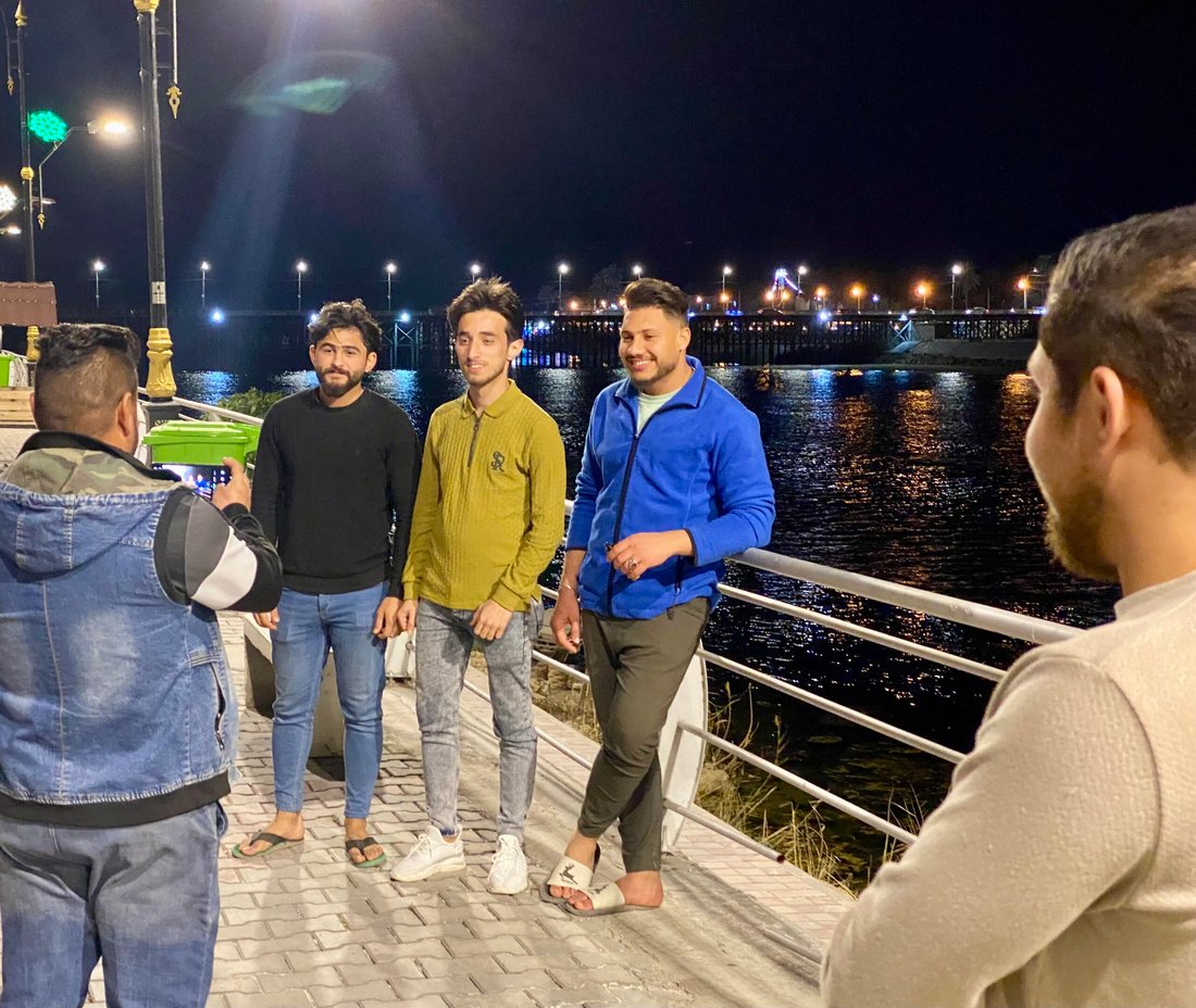 صور من هيت بعد التراويح.. الجميع إلى الكورنيش الهادئ والأركيلة بـ 2000