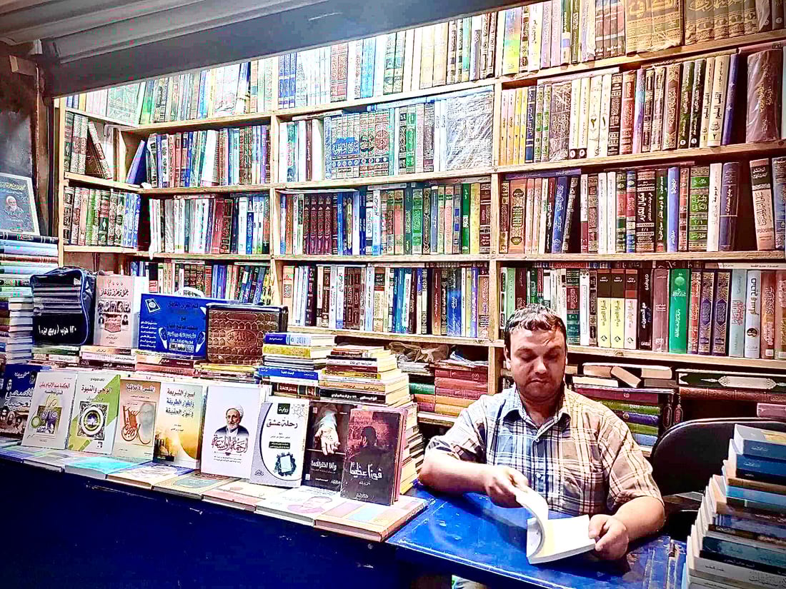 النجف تقرأ “روايات برشلونة” وتلاحق “فن قراءة العقول”.. مكتبات سوق الحويش