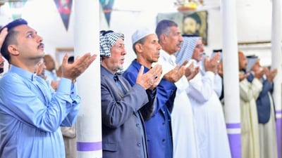 صور: غماس قرأت زيارة الحسين ووزعت “البحت” بعد صلاة العيد
