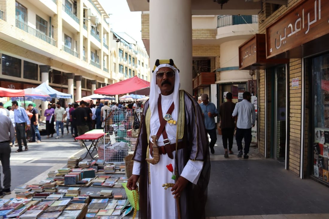 فيديو: بالعقال المُقصب والخنجر المعقوف.. فيصل الأول يتجول في أزقة المتنبي