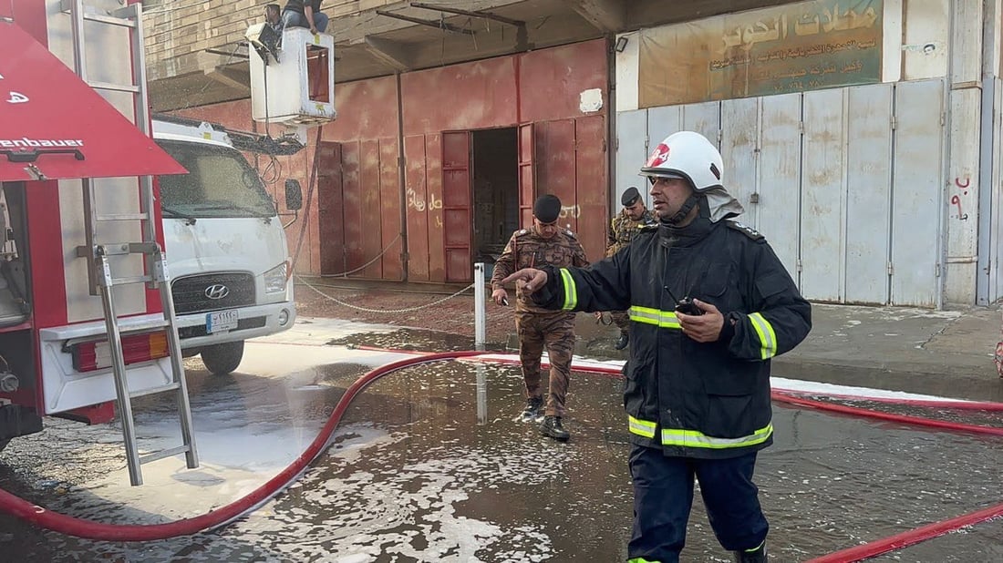 فيديو: الدفاع المدني يخمد حريقاً في بناية تجارية بالنجف بـ”الكرين” والسلالم