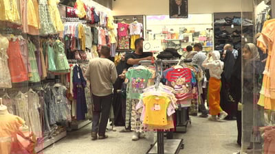 سوق المسيب للنساء: نرجو الانتباه لنوع القماش في تسوق يستمر حتى الفجر (فيديو)