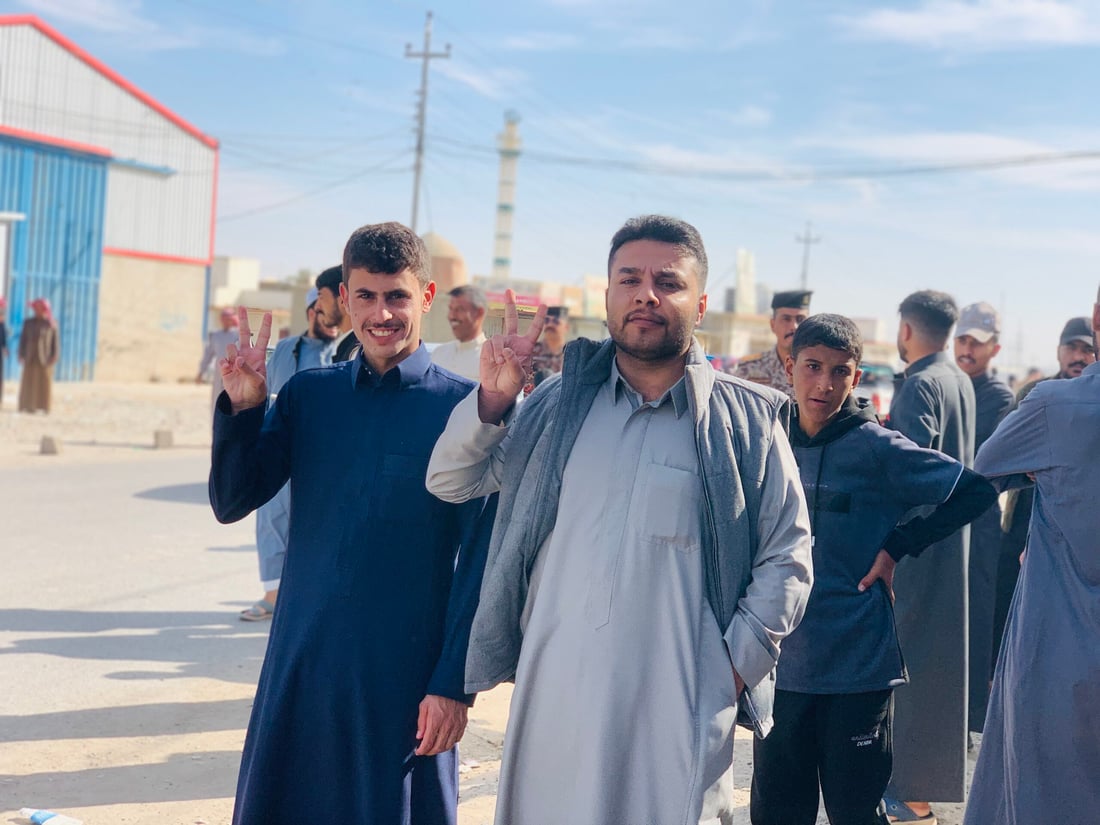 أهالي ربيعة يلوحون بعلامة النصر.. إقبال جيد على مراكز الاقتراع (صور)