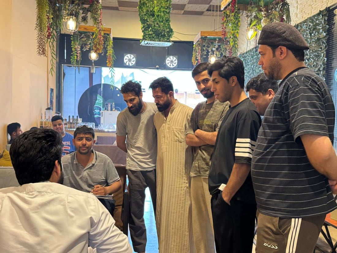 بصراوي يجوب المقاهي بحثاً عن وجوه يرسمها.. حسين يحب فائق حسن ويحلم برابعة العدوية