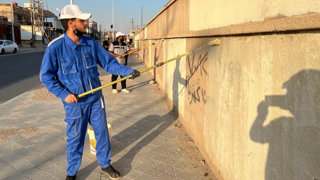 متطوعون عملوا بلا كلل واختاروا ألواناً جذابة.. مدارس الزبير أجمل الآن (صور)