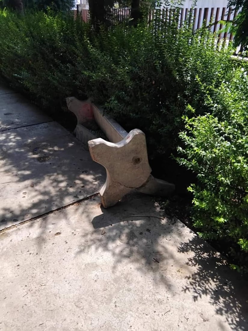 ژمارەیەک کورسى چیمەنتۆیى لەناو باخچەیەکى سەیدسادق شکێنران