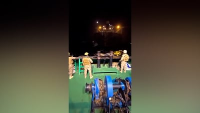 البحرية العراقية تبث فيديو احتجاز سفينة عملاقة.. عمليات خور عبد الله مستمرة