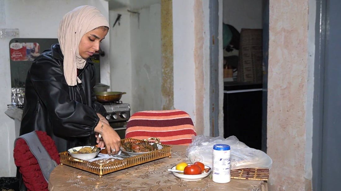 صور من المنازل والأزقة.. تبادل الأطباق الرمضانية في الكوت القديمة