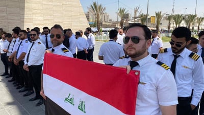 صور: تظاهرة بالقمصان البيضاء في ساحة التحرير.. طيارون دون وظائف منذ 5 سنوات