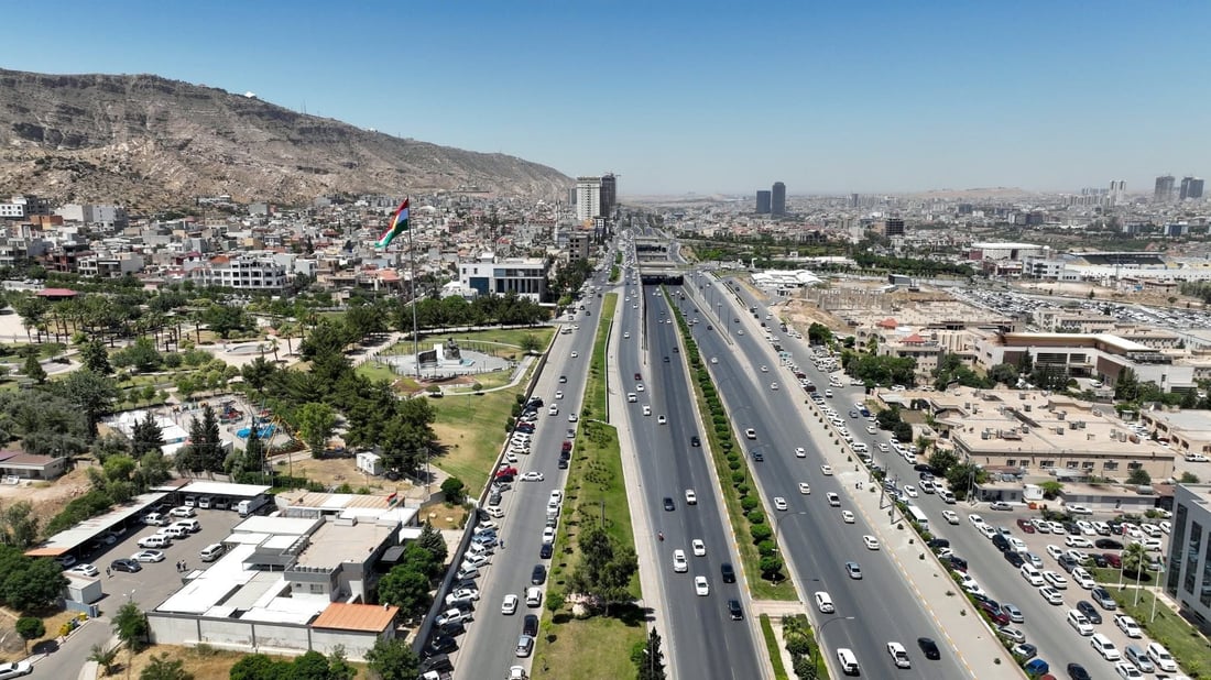 صور مبهرة من المدينة “الزاهية”.. دهوك تزيّن شوارعها بـ 100 ألف زهرة