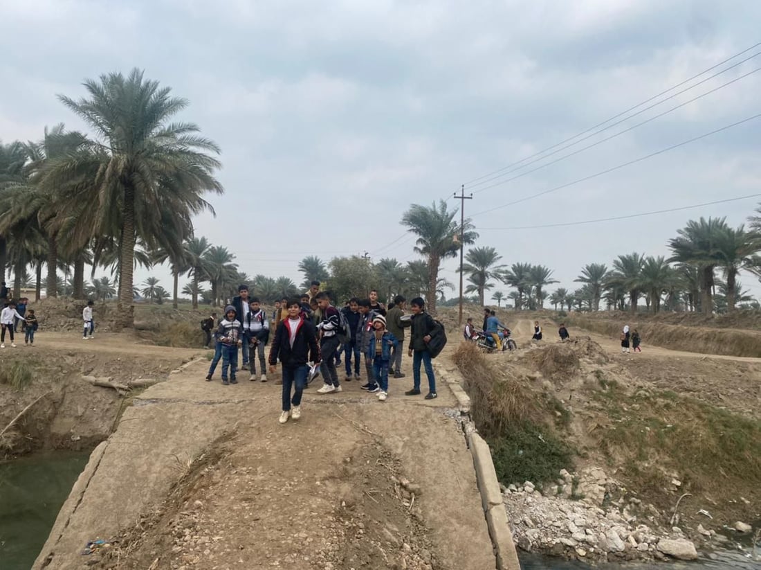 بابل: انهيار في جسر الخميسية يمنح 1600 طالب عطلة ويقطع المؤن (صور)