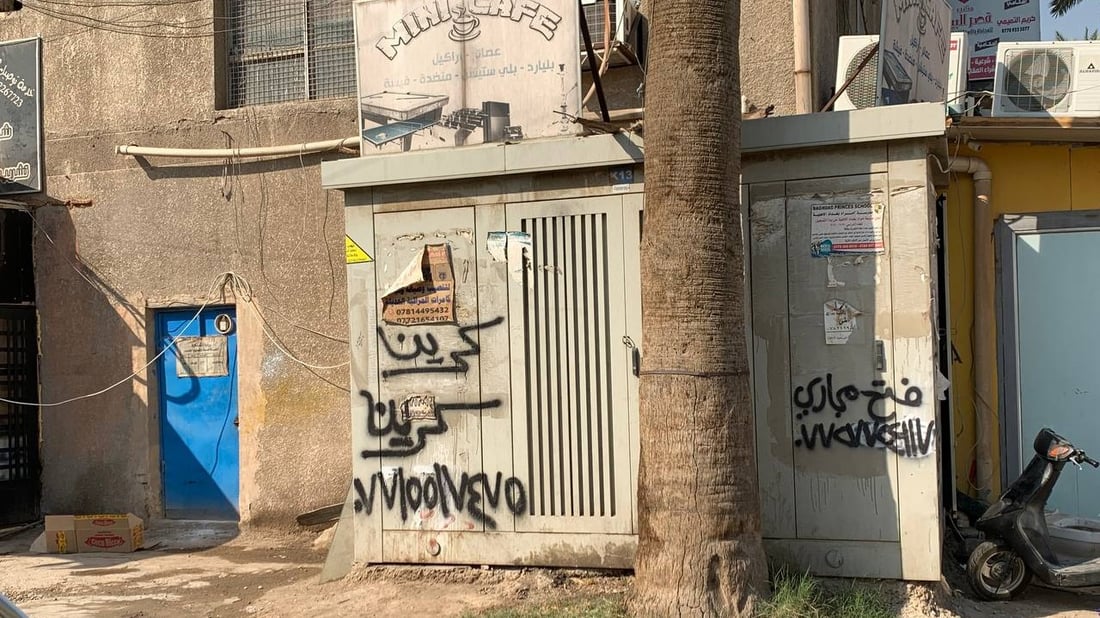 سائقو الكرينات ومصلحو المجاري يفضلون كابينات كهرباء المنصور.. للدعاية