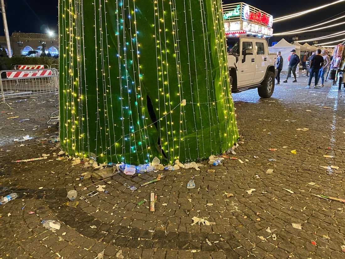 ئاهەنگەکان تەواو بوون، شەقام پڕ پاشماوەیە